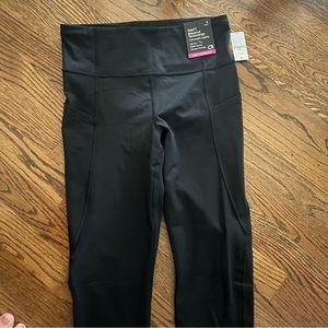 BRAND NEW Black Gapfit Blackout Technology Leggings in size Small!